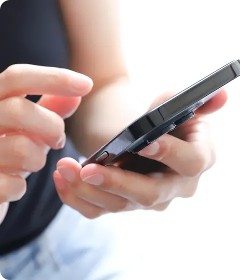 スマートフォンでAIに相談するイメージ